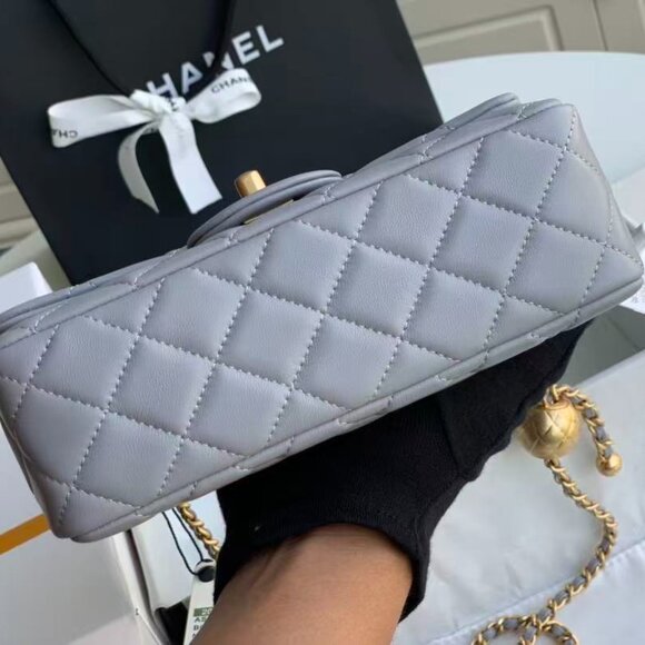 Classic CHANEL Bag: A Stylish and Versatile Choice for Elegance - Picture 6 of 6